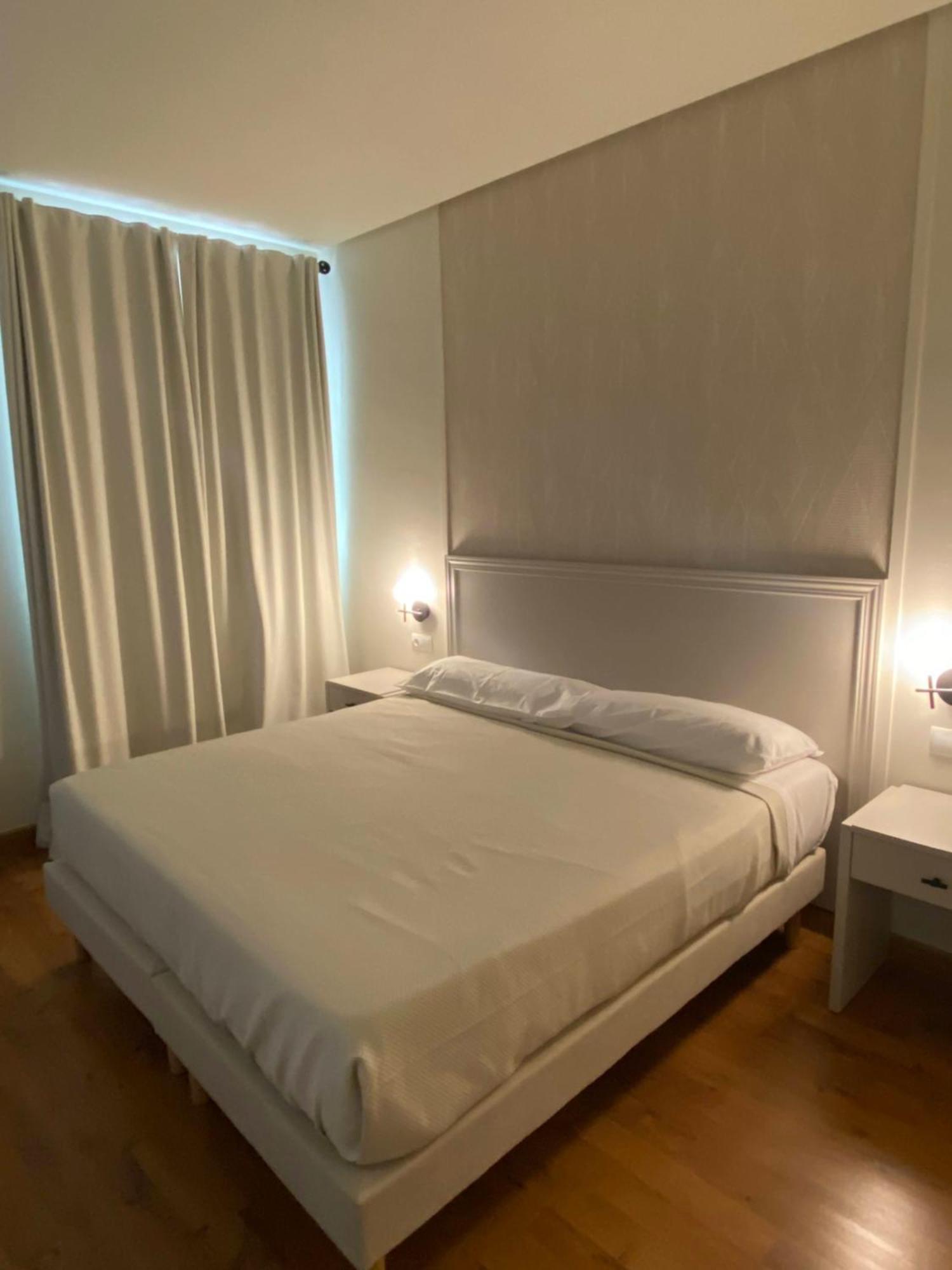 Hotel Santa Ana La Carlota Buitenkant foto